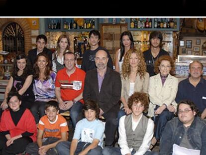 Arriba, Javier Cámara y sus compañeros en <i>Lex</i>. Abajo, los intérpretes del final de <i>Los Serrano.</i>