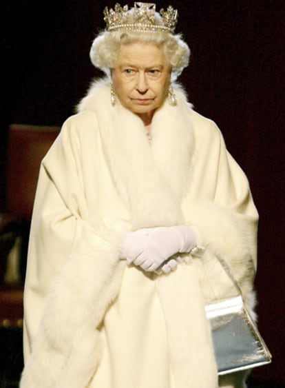 La reina de Inglaterra tras pronunciar el discurso de apertura del año parlamentario británico en 2008.