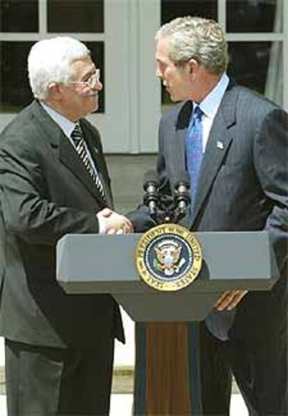 Abu Mazen, a la izquierda, y George W. Bush, tras el encuentro que han mantenido en la Casa Blanca.