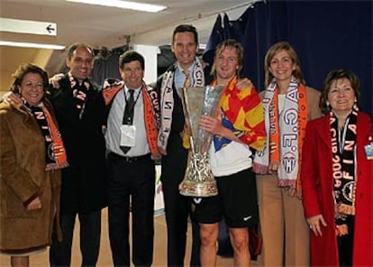 Miguel Ángel Mista, con el trofeo, posa con (de izqda. a dcha), Rita Barberá, alcaldesa de Valencia; Francisco Camps, presidente de la Generalitat valenciana; Jaime Ortí, presidente del club; los duques de Palma, Iñaki Urdangarín y su esposa, la Infanta Cristina, y la ministra de Cultura, Carmen Calvo.