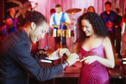 Una pareja baila en un club musical. 