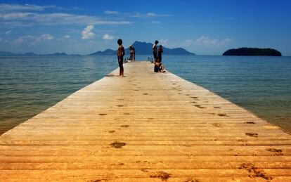 Turistas en un embarcadero de Ilha Grande, ubicada en la costa del estado de R&iacute;o de Janeiro (Brasil).