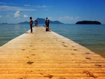 Turistas en un embarcadero de Ilha Grande, ubicada en la costa del estado de R&iacute;o de Janeiro (Brasil).