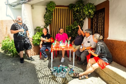 Vecinos confinados en Oliva de Plasencia toman el aperitivo, este viernes.