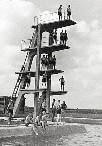 Soldados de las SS pasan su tiempo libre en la piscina recin construida a las afueras del recinto de Esterwegen en 1936.