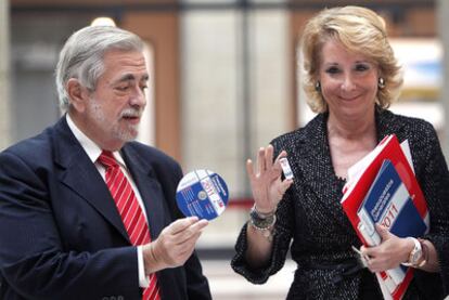 La presidenta regional, Esperanza Aguirre y el consejero de Hacienda, Antonio Beteta.