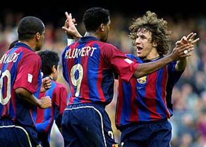 Puyol felicita a Kluivert tras un gol. Junto a ellos, Rivaldo, y al fondo, Saviola.