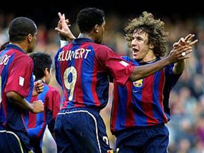 Puyol felicita a Kluivert tras un gol. Junto a ellos, Rivaldo, y al fondo, Saviola.