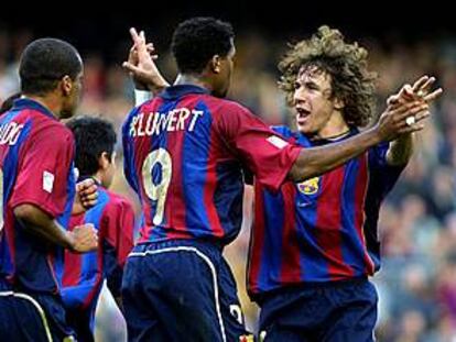 Puyol felicita a Kluivert tras un gol. Junto a ellos, Rivaldo, y al fondo, Saviola.