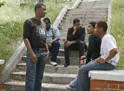 Familiares de Andy William Medina Franco esperan en el Instituto Anatómico Forense.