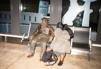 Una persona sin hogar en el aeropuerto Adolfo Suárez Madrid Barajas.