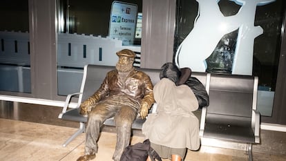 Una persona sin hogar en el aeropuerto Adolfo Suárez Madrid Barajas.