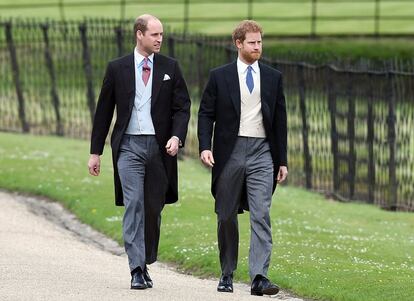 El príncipe Guillermo, duque de Cambridge, y el príncipe Harry asisten a la ceremonia.