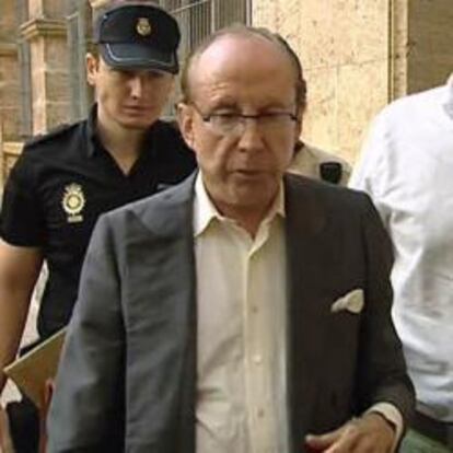 José María Ruiz-Mateos a su llegada a los juzgados de Palma de Mallorca escoltado por la policía