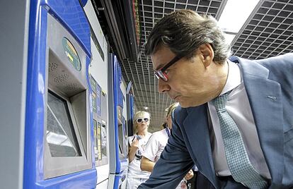 El presidente regional, Ignacio González, con una máquina de billetes de metro.