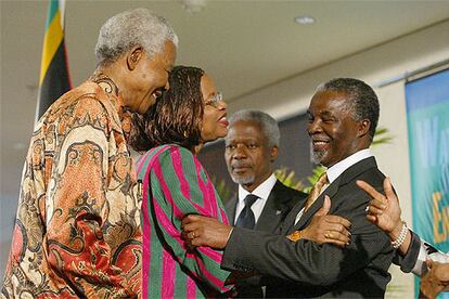 El presidente de Suráfrica, Thabo Mbeki (derecha), saluda a Nelson Mandela y a su esposa, Graça Machel, ante Kofi Annan, secretario general de la ONU, en 2002.