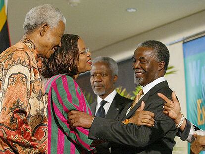 El presidente de Suráfrica, Thabo Mbeki (derecha), saluda a Nelson Mandela y a su esposa, Graça Machel, ante Kofi Annan, secretario general de la ONU, en 2002.