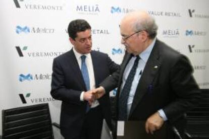 El presidente de Veremonte, Enrique Bañuelos (i), junto al conseller de Economia, Andreu Mas Colell, durante la presentación del proyecto de Barcelona World, el macrocomplejo de ocio que se ubicará entre Vila-seca y Salou (Tarragona), para el que, según ha anunciado, ha logrado captar como aliada a la familia Ho, que controla varios casinos en Macao y compite con Sheldon Adelson, y ya ha captado 766 millones de euros (1.000 millones de dólares).