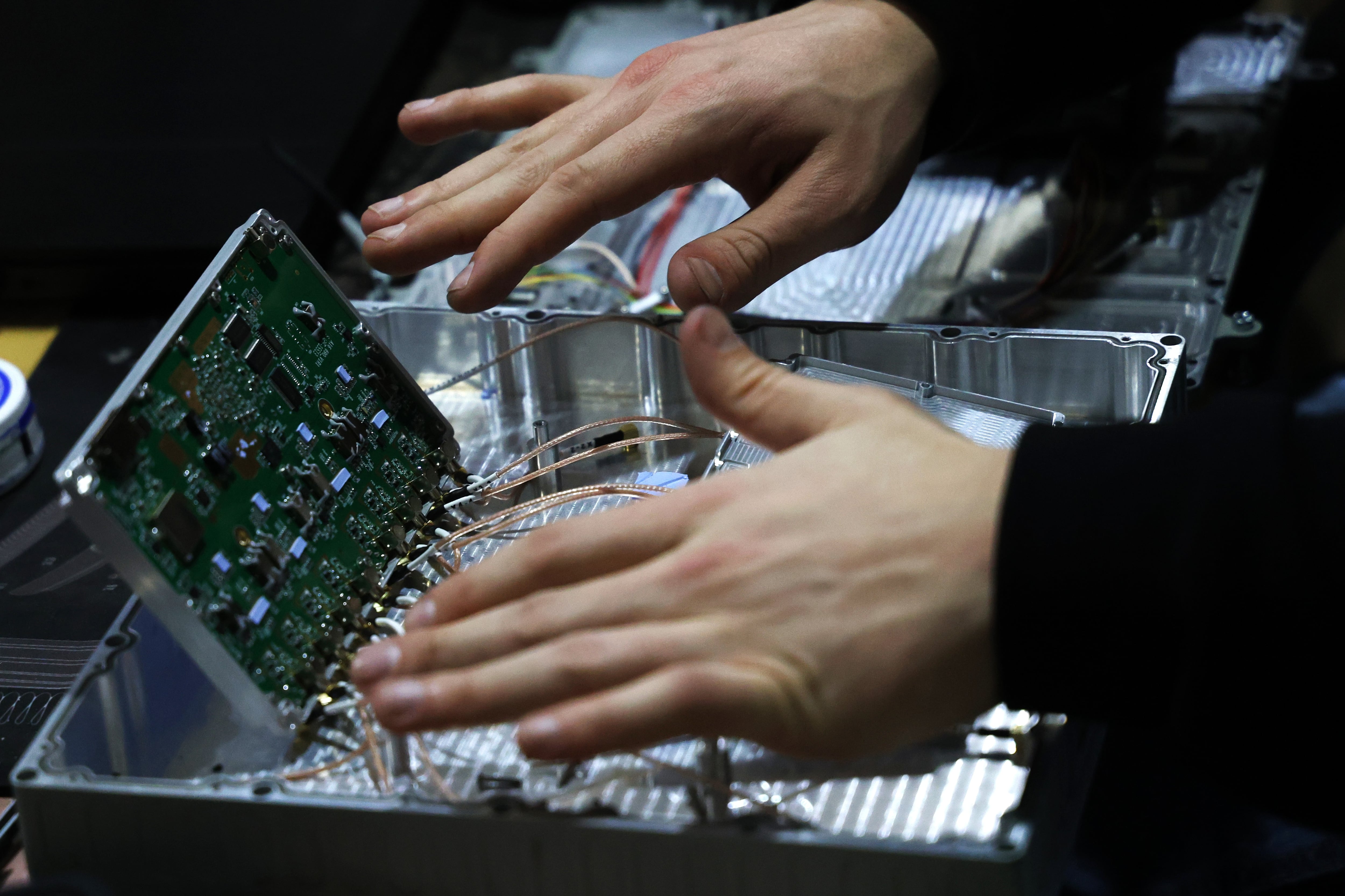 Vladislav desmonta el sistema de navegación de un dron tipo Shahed lanzado por los rusos hacia el este de Ucrania.