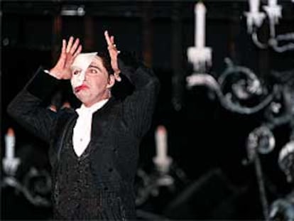 El actor Luis Amando, durante una reprentación de <b></b><i>El fantasma de la Ópera</i> en Madrid. ESCENA