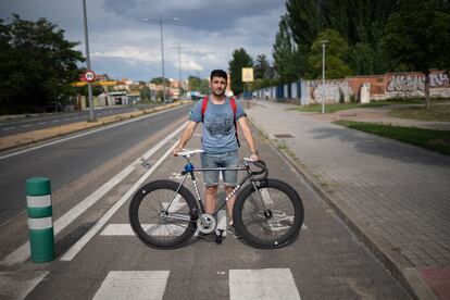 Jose María Nova, usuario habitual del carril bici de la avenida de Gijón, en Vallaolid.