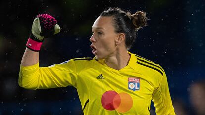 Christiane Endler durante un partido con su club, el Olympique Lyonnais, en marzo.