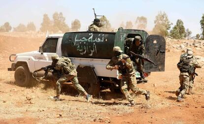 Combatientes de Hayat Tahrir al Sham, durante un entrenamiento el pasado agosto en el norte de Idlib.