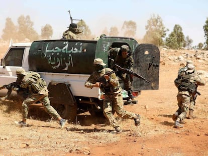 Combatientes de Hayat Tahrir al Sham, durante un entrenamiento el pasado agosto en el norte de Idlib.