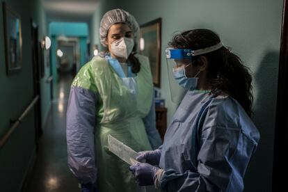 Marina, trabajadora social de MSF, organiza con Sara, directora de la residencia de mayores, los circuitos de residentes y las diferentes zonas para prevenir los contagios por covid-19.