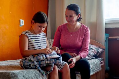 Katerina Avramenko and her daughter Valeria in a shelter for displaced people in Kharkiv. 