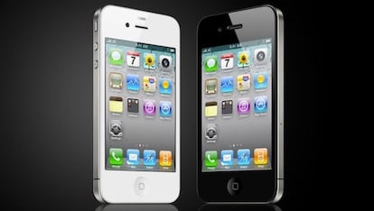 Fue presentado el 4 de octubre de 2011. Mantiene el diseño del 4, pero incluye mejoras en el hardware. Junto con este nuevo iPhone se presentó el nuevo iOS 5. La presentación de este Smartphone se recuerda por ser la primera que hizo Tim Cook en lugar de Steve Jobs. Este estaba ya muy enfermo y murió un día después. El iPhone 4S incorporó a Siri, el sistema de control por voz actual, mejoró la cámara posterior hasta 8 megapíxeles y permitía grabar y editar vídeos en HD. Además, por primera vez, el procesador utilizado, el A5, contaba con doble núcleo. Mantiene la RAM del anterior, 512 MB. En cuanto a la capacidad, el 4S fue el primer modelo en incluir la opción de los 64 GB de almacenamiento.