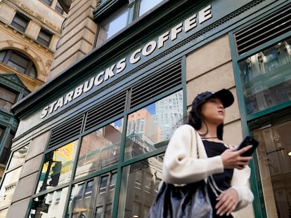 Una mujer pasa ante un local de la cadena de cafeterías Starbucks, este martes en Nueva York.
