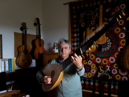 El alcalde Fernando Rubio toca la tiorba, una especie de laúd barroco, en su casa de Juzbado (Salamanca).