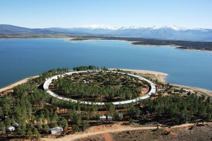 El Centro actividades físico-deportivas y de ocio en el embalse Gabriel  y Galán (Cáceres), obra del arquitecto José María Sánchez, ha obtenido una mención en la categoría de arquitectura "por la magnífica estrategia arquitectónica para instalar con delicadeza un gran equipamiento en un paisaje extremadamente bello".