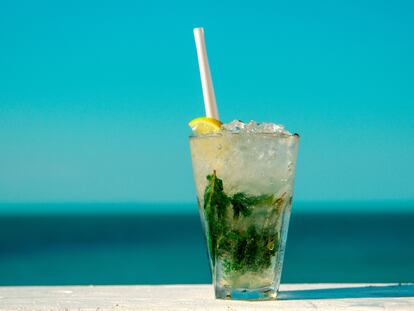 Los mojitos se pueden elaborar con o sin alcohol, por lo que se adaptan a distintas necesidades. GETTY IMAGES.