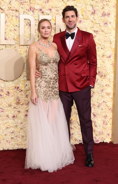 Emily Blunt, con vestido de Alexander McQueen, junto a su marido, el también actor John Krasinski.