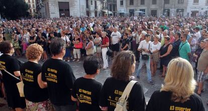 Concentraci&oacute;n organizada por la asociaci&oacute;n de v&iacute;ctimas del metro en la plaza de la Virgen.