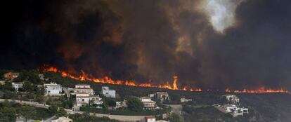 Vista general del frente del fuego en la urbanización Cumbres del Sol junto al paraje natural de La Granadella, entre los términos alicantinos de Xàbia y Benitatxell.