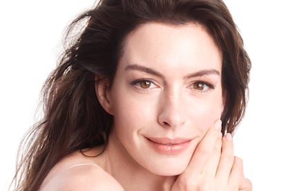 Anne Hathaway es la nueva embajadora de la línea Vital Perfection de Shiseido.