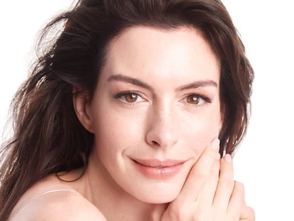 Anne Hathaway es la nueva embajadora de la línea Vital Perfection de Shiseido.