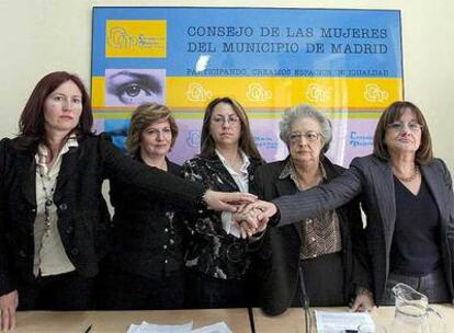 Responsables de asociaciones de mujeres, durante la presentación en Madrid del escrito para impugnar el informe del Consejo Económico y Social (CES)