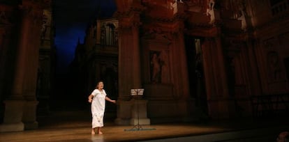 Julia Varley representa 'La alfombra voladora'.