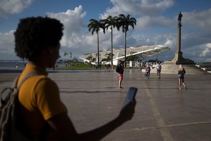 Una mujer revisa su celular en Río de Janeiro, Brasil.