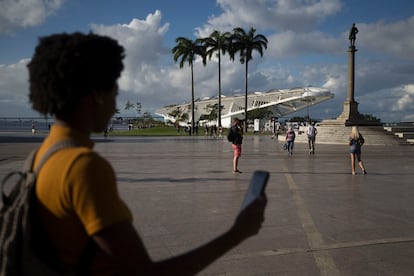 Una mujer revisa su celular en Río de Janeiro, Brasil.