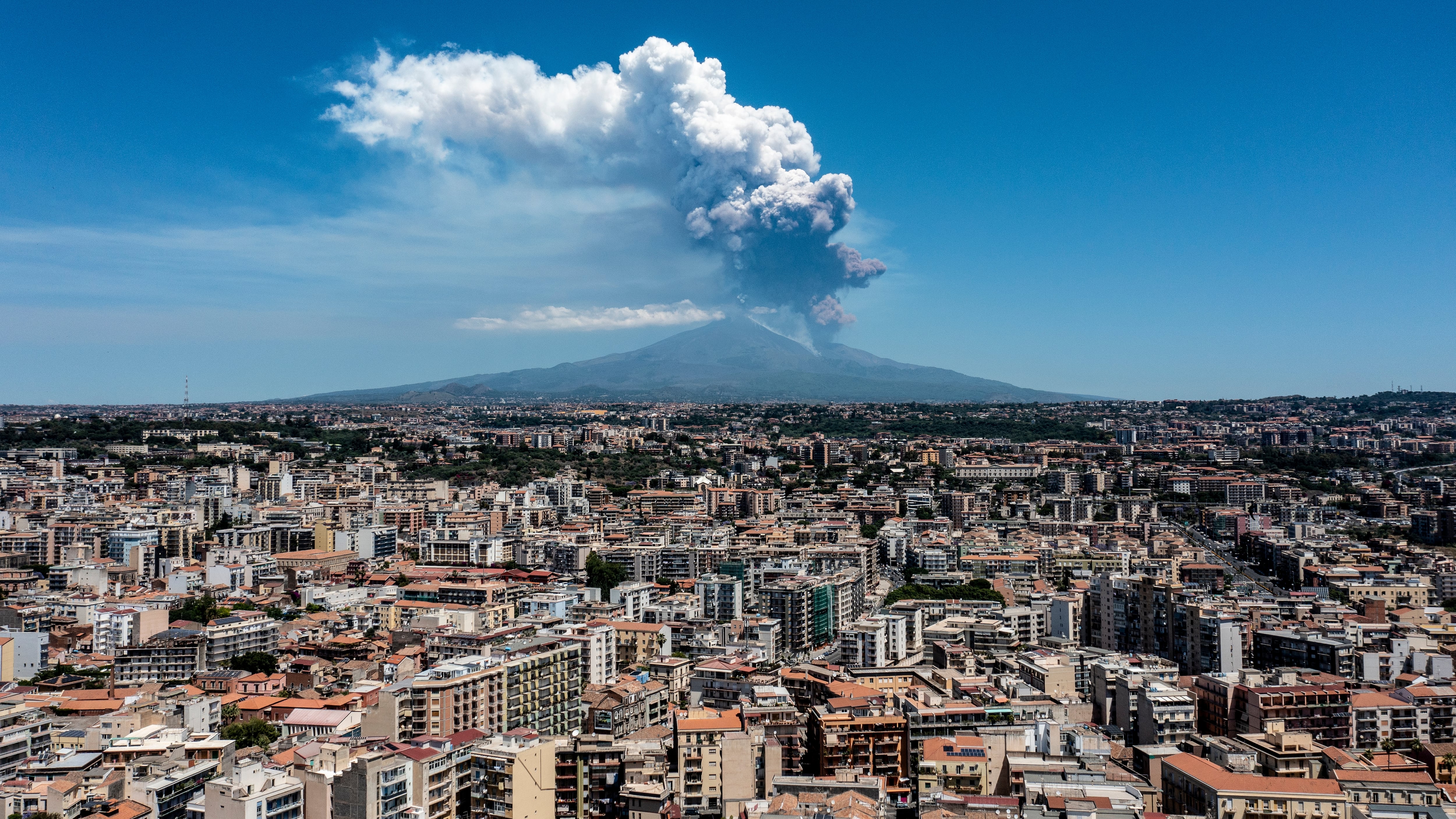 Una espectacular erupción del Etna eleva una gran columna de humo de cinco kilómetros
