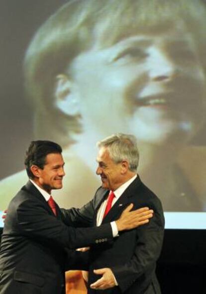 Los presidentes de Chile, Sebastián Piñera (d), y de México, Enrique Peña Nieto (i), participan en la clausura de la IV Cumbre Empresarial de la Comunidad de Estados Latinoamericanos y Caribeños (CELAC) y la Unión Europea (UE), en Santiago de Chile.