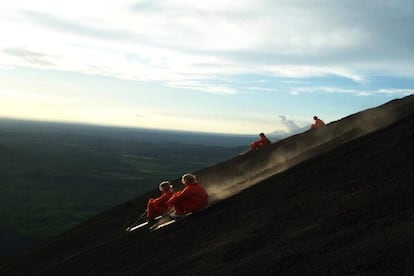 Llevar un trineo o una tabla para visitar un cráter puede parecer incongruente; pero es de rigor si el volcán se llama Cerro Negro, en la provincia nicaragüense de León, conocida sobre todo por sus iglesias y, sí, por sus volcanes. No se trata de una actividad clandestina: está muy bien organizada por las agencias de viaje locales que le proveerán de una tabla de madera, unas gafas de seguridad, un mono para que no termine rebozado en ceniza y unas rápidas instrucciones. Aseguran que pueden alcanzarse los 95 kilómetros por hora. El descenso, que dura solo unos segundos, se hace por uno de los cráteres inactivos, así que no hay riesgo de salir chamuscado. Eso sí, si quiere repetir deberá afrontar el duro remonte a pie: aquí no hay telesilla.
