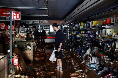 Varios jóvenes en in interior de un supermercado en Sedaví, en Valencia.