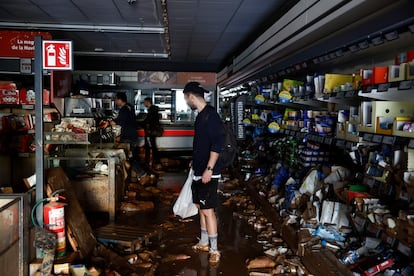 Varios jóvenes en in interior de un supermercado en Sedaví, en Valencia, este jueves.