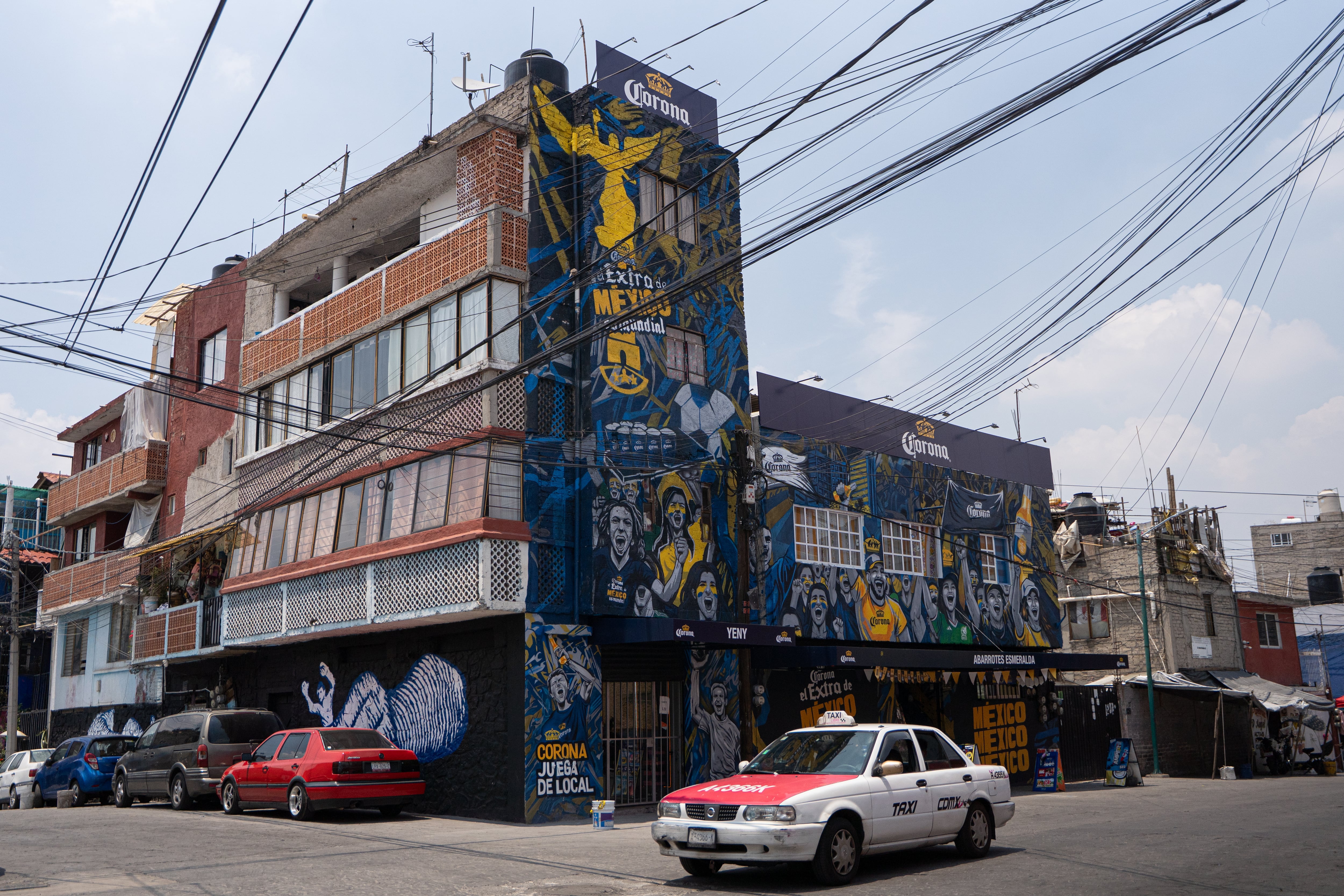 Restaurantes con fachadas pintadas con los rostros de jugadores legendarios en la calle La Flores, en la colonia Santa Úrsula.